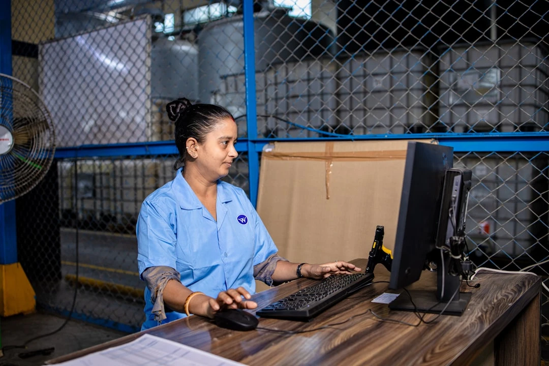 Mức lương ngành logistics 2026: Supply chain, warehouse, shipping