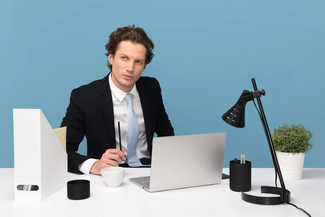 Viết email chuyên nghiệp: Cấu trúc chuẩn và mẫu câu lịch sự thường dùng